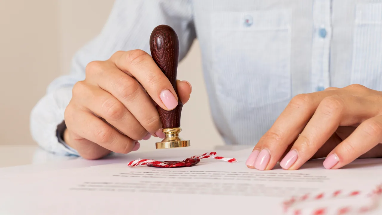 Beëdigd vertaler bezegelt een officieel document voor India