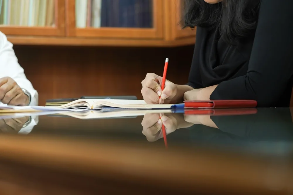 Sfeerbeeld bij beëdigde vertaling van detacheringsovereenkomst